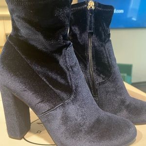 Blue velvet booties !